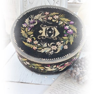 G E S T I C K T  antike Schachtel bestickt mit Monogramm um 1900