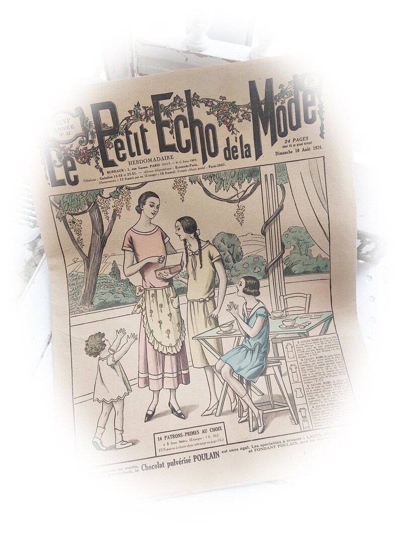 1924 Original Le Petit Echo de la Mode Shabby Newspaper image 1