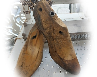 05 Deux formes de chaussures anciennes, sabots en bois