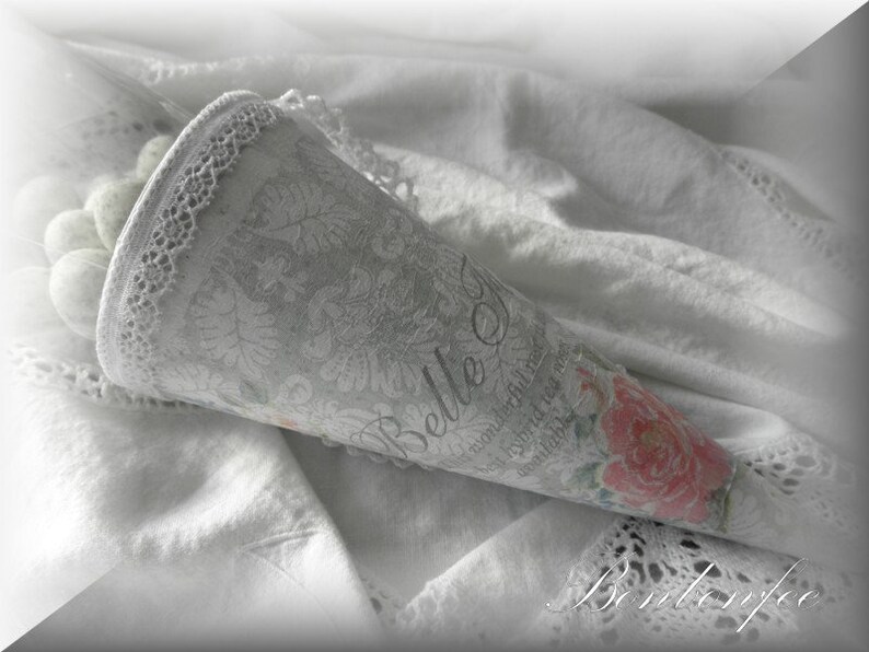 Shabby romantic pointed bag image 1