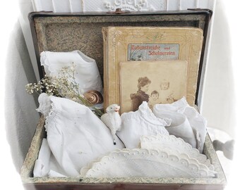 Antikes Trousseau Köfferchen zauberhaft gefüllt mit Kindersachen um 1920