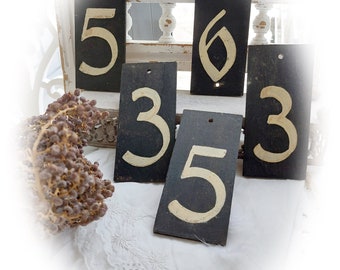 Plaques en bois avec numéros anciens d'une église