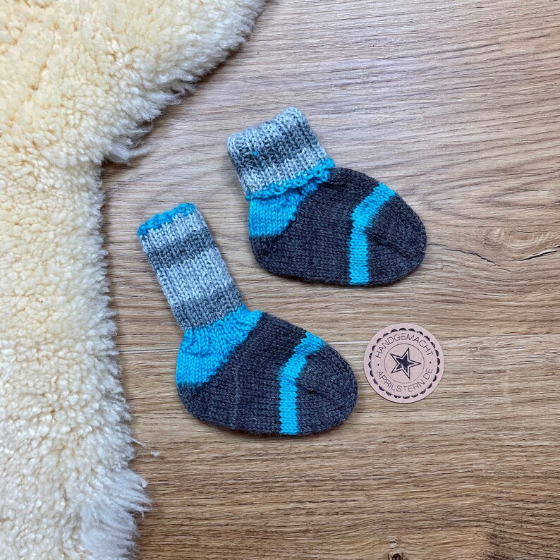 Babysocken Baby Wollsocken gestrickt Geschenk Geburt Babysöckchen handgestrickt Bild 2