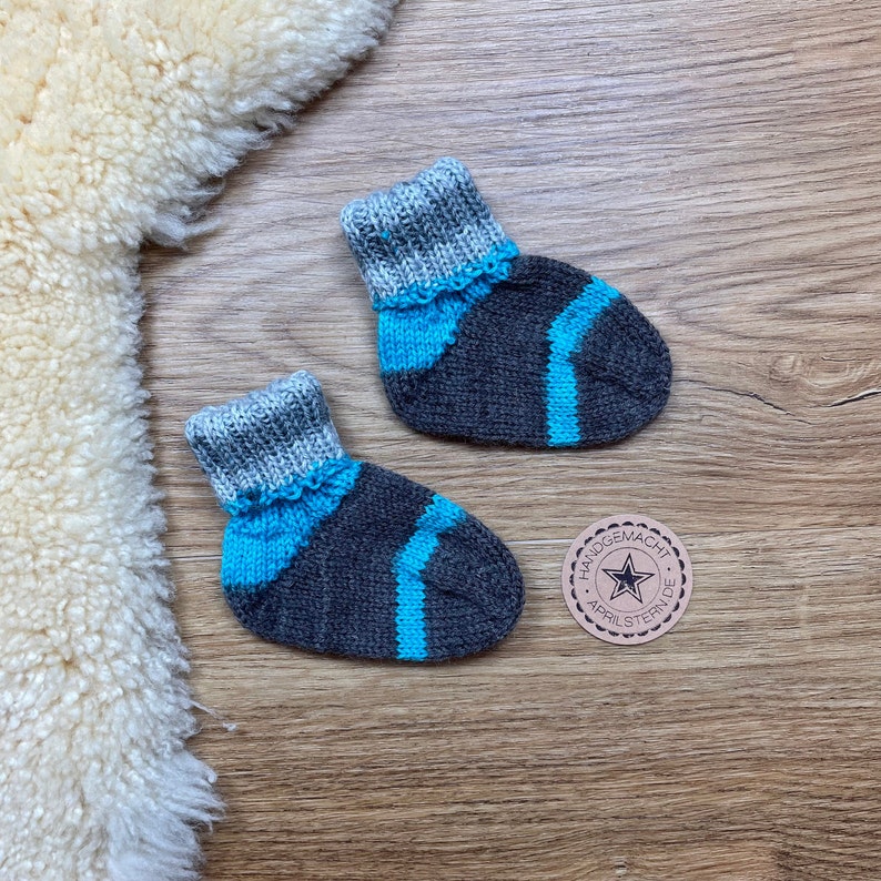 Babysocken Baby Wollsocken gestrickt Geschenk Geburt Babysöckchen handgestrickt Bild 1