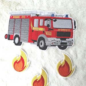 Könnte beinhalten: Ein gestickter Aufnäher eines roten Feuerwehrautos mit grauen Details und dem Wort FEUERWEHR auf der Vorderseite, begleitet von drei separaten gestickten Aufnähern in Form von gelb-orangen Flammen mit weißem Rand.