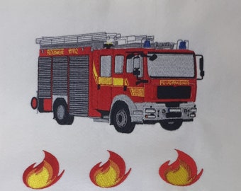 Puede incluir: Imagen bordada de un camión de bomberos rojo con la palabra "FEUERWEHR" y el número "112" en el lateral. El camión de bomberos tiene una escalera en la parte superior y tres llamas debajo. La imagen está sobre un fondo blanco.