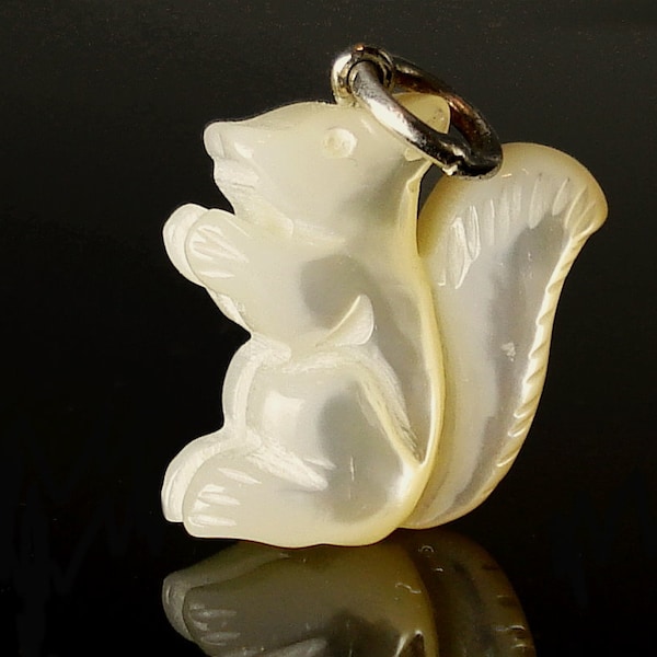 Perlmutt Anhänger Eichhörnchen  -  mother of pearl pendant squirrel