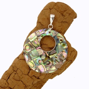 Könnte beinhalten: Ein runder Anhänger aus schillerndem Abalone-Muschel mit einem Schachbrettmuster. Der Anhänger hat eine silberne Öse und ein Loch in der Mitte.