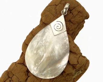 Perlmutt Anhänger mit echt Silber Einfassung  -   mother of pearl pendant with sterling silver setting