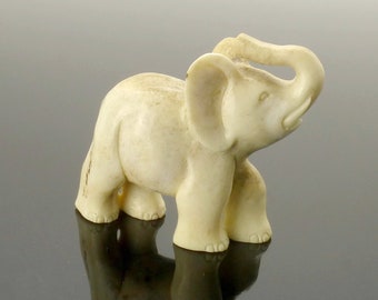 Figure d’éléphant sculptée à la main dans la corne de cerf
