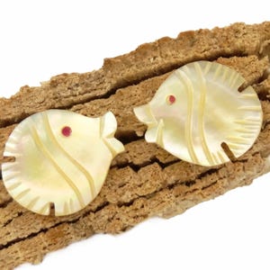 Mother of pearl stud earrings fishes