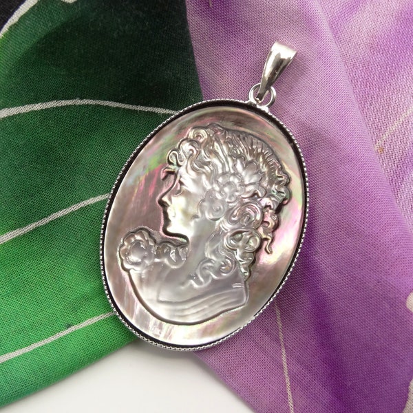 Perlmutt Anhänger Gemme  -  mother of pearl cameo pendant