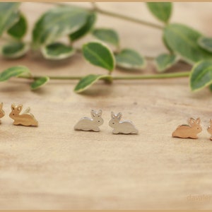 Pendientes de conejo corriendo – Acero inoxidable, selección de colores – Delicada joyería animal para mujer