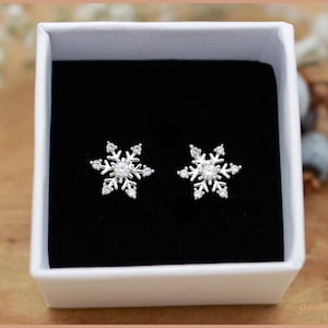 Stud earrings snowflake ice crystal glitter silver