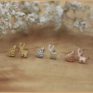 Rentier & Weihnachtsbaum Ohrstecker – Kleine Edelstahl Ohrringe Farbauswahl – Festlicher Schmuck – Weihnachtsgeschenk
