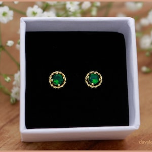 Stud earrings emerald green glitter gold image 1