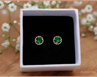 Stud earrings emerald green glitter gold