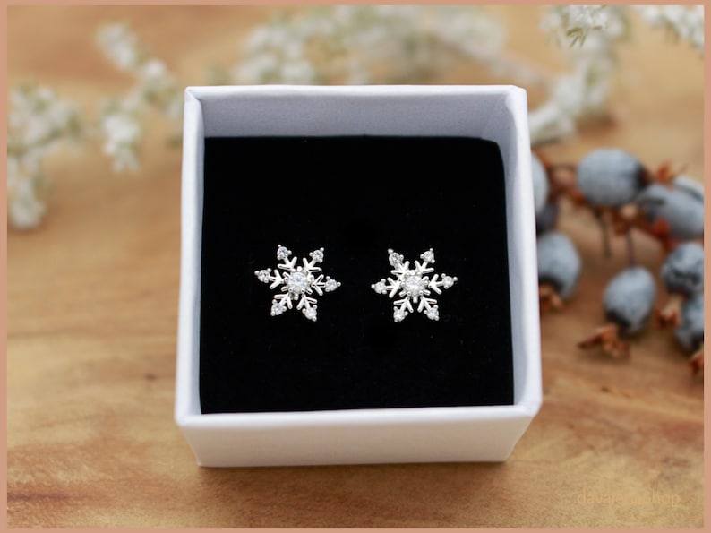 Stud earrings snowflake ice crystal glitter silver image 2