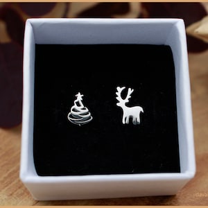 Silberfarbene Edelstahl-Ohrstecker – Rentier & Weihnachtsbaum