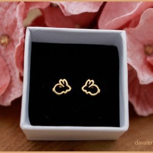 Zarte Hasen-Ohrstecker in Gold – Minimalistischer Schmuck für Tierliebhaberinnen