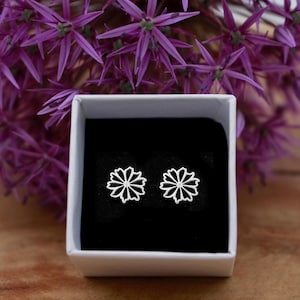 Silberfarbene Edelstahl Ohrstecker Blume Blüte Frühling