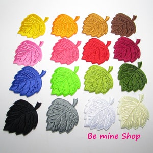 Könnte beinhalten: Sortiment von 18 Bügelbildern mit einem Blattmotiv in verschiedenen Farben, darunter Gelb, Orange, Rosa, Rot, Blau, Grün, Schwarz, Grau, Weiß und Beige. Die Patches sind etwa 5 cm groß. Be mine Shop.