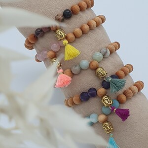 Perlenarmband aus Sandelholz mit Mineraliensteinen und goldfarbener Buddha-Perle und Quaste im Mala-Stil als Aroma-Diffuser nutzbar