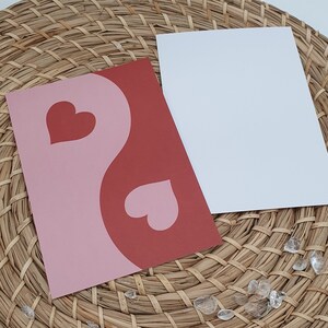 Spirituelle Postkarte/Schmuckkarte Motiv Yin-Yang und Herzen, Rückseite weiß aus Papier