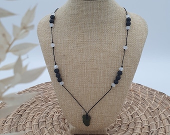 Wunderschöne besondere Rohstein Moldavit-Perlenkette auf schwarzen verstellbaren Makrameeband gefädelt mit Lavaperlen und Glasperlen