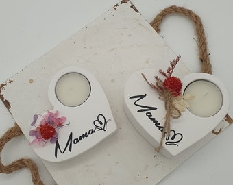 ab 13,00 Euro: Muttertagsgeschenk Kerzenhalter in Herzform aus Keramikgips mit Schriftzug "Mama" und Trockblumen in 2 Größen