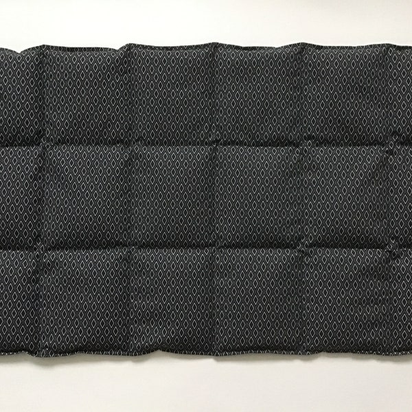 Dinkel,Weizen,Raps,XXL-18 Kammer Körnerkissen,62x35cm,schwarz/weiß/Raute,Wärmekissen,Kühlkissen,Rückenkissen