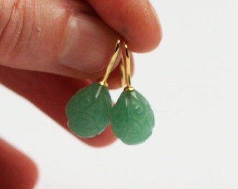 Boucles d'oreilles avec aventurine verte plaquée or. Cintre