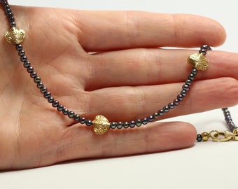 Echte schwarze SWZ-Perlenkette  mit  goldplatierten Zwischenteilen aus Silber