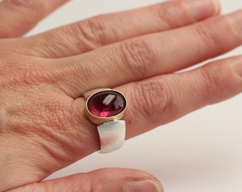 Bague large avec grosse tourmaline rouge en argent 925 et or 900