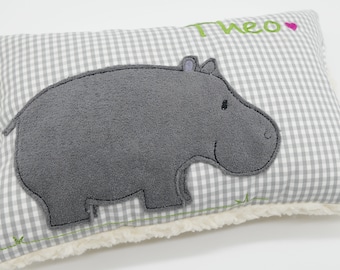 Gesticktes Wunschkissen mit Applikation  Nilpferd Flusspferd Hippo Wunschnamen Taufkissen Geburtskissen - Schmusekissen Kissen mit Namen