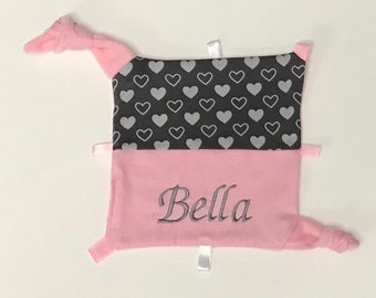 Besticktes Schmusetuch mit Wunschname "Herz rosa grau" Kuscheltuch, Geschenk zur Geburt, Schmusetuch Mädchen rosa
