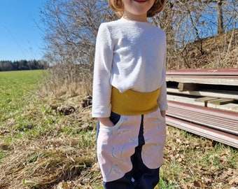 Jeans, pumps, long pants, lilies of the valley