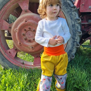 Manchesterbyxor, med softshellfoder, färgglatt kycklingtryck, lekplatsbyxor, vida manchesterbyxor, baggybyxor