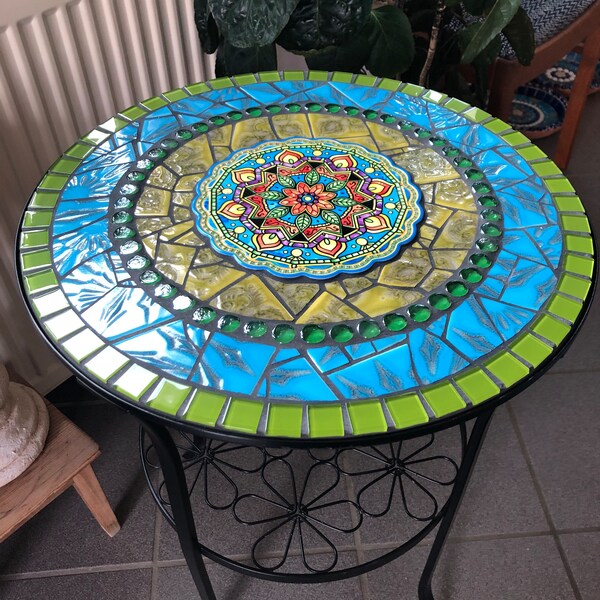 Table en mosaïque, pièce unique faite à la main pour le jardin