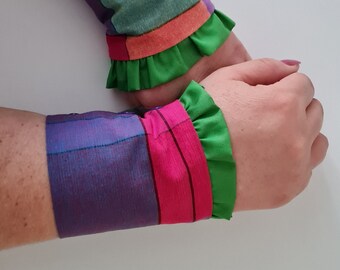 Carnival arm cuffs (1 pair) colorfully checked