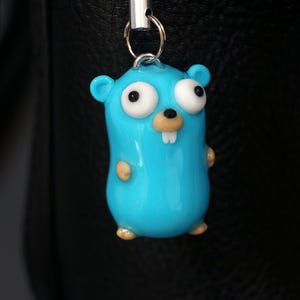 Go Gopher Schlüsselanhänger: Handgefertigter Tech-Anhänger aus Fimo