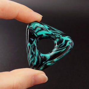 Ciondolo con pietra vedente: portachiavi in argilla polimerica fatto a mano