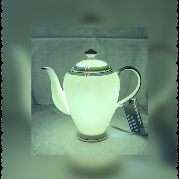 Tischlampe aus einer Vintage Kaffeekanne, Fa. Royal Canterbury in Fine-Bone-China- Qualität. Mit eingebauter LED