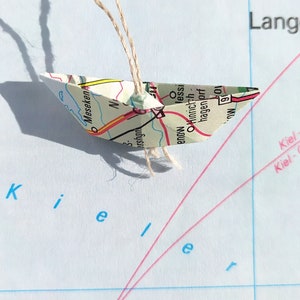 5 Papier-Schiffchen mini aus alten Landkarten, kleine Upcycling Geschenkanhänger maritim