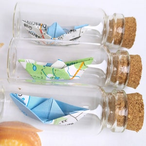 3 Mini-Schiffe aus alten Landkarten in der Flasche