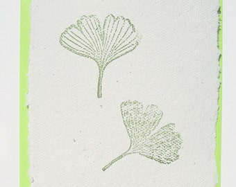 Postkarte Gingko mit Büttenrand und grünem Umschlag, handgeschöpfte Grußkarte mit Stempelmotiv Ginko