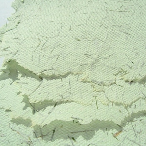Gras-Papier 4 Bogen ca. DIN A5, Bastelpapier handgeschöpft mit Grashalmen