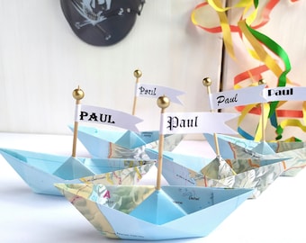 5 bateaux réalisés à partir de cartes anciennes, marque-places anniversaire pirates, carte routière upcyclée des régions de vacances