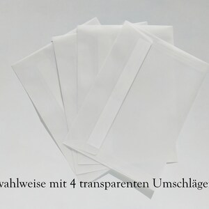 4 transparente Briefumschläge liegen fächerförmig auf dem Tisch, darunter der Text: "wahlweise mit 4 transparenten Umschlägen".