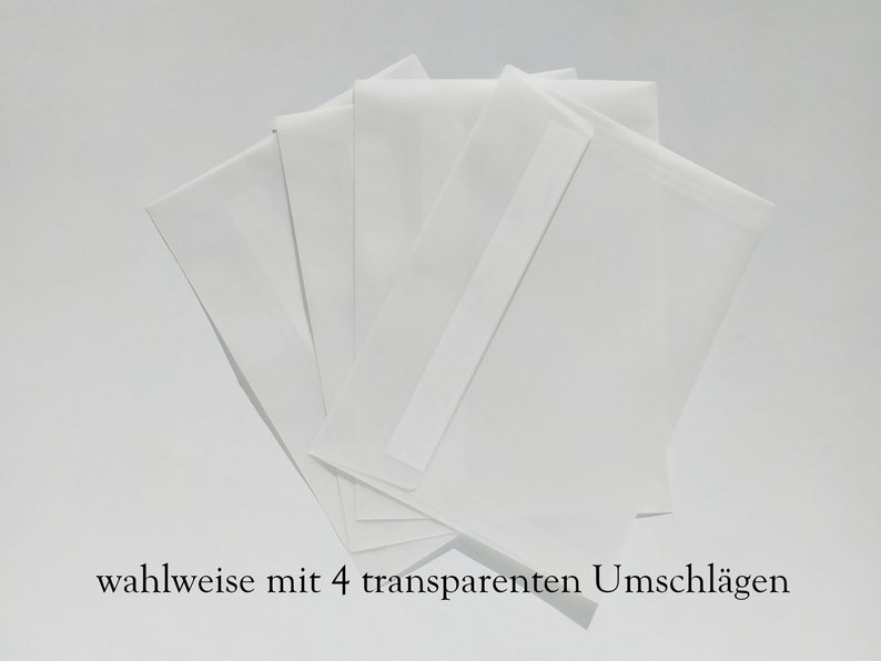 4 transparente Briefumschläge liegen fächerförmig auf dem Tisch, darunter der Text: "wahlweise mit 4 transparenten Umschlägen".